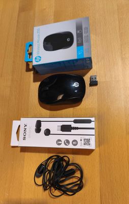 une souris Sony et une boîte posées sur une table
