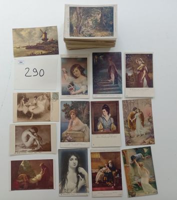 Plusieurs cartes postales anciennes représentant des femmes et des chats sont exposées sur une table
