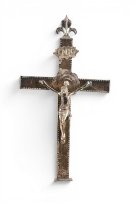 une vieille croix en argent surmontée d'une couronne, sur fond blanc