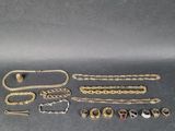 un ensemble de bijoux en or et en argent posés sur une surface grise