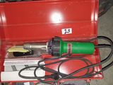 une boîte à outils rouge avec des outils sur le sol
