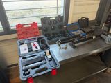 une table sur laquelle sont posés des outils, devant une fenêtre