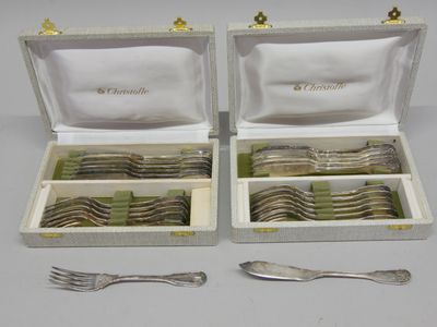 deux boîtes contenant de l'argenterie, posées sur une table