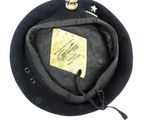 une image représentant un chapeau noir orné d'une étoile dorée
