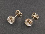 une paire de boucles d'oreilles en diamant sur un fond noir