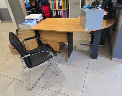 un bureau avec un ordinateur et une chaise dans une pièce