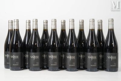 six bouteilles de vin sont alignées sur une surface blanche