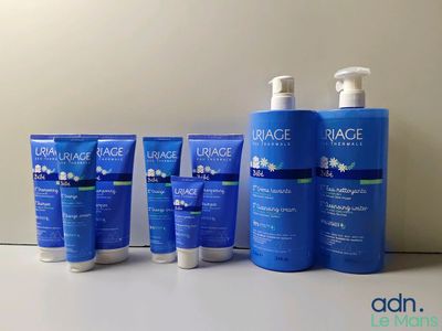un lot de trois flacons de lotion hydratante Hydra posés sur une table