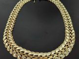 un collier à chaîne en or composé de maillons ovales et muni d'un fermoir