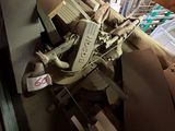 une machine posée sur une table dans une pièce