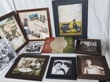 une table avec beaucoup de photos et d'images dessus