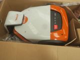 un aspirateur orange et blanc dans une boîte en carton