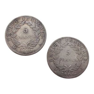 deux pièces d'argent, dont l'une est ornée d'une couronne et l'autre d'une couronne de fleurs