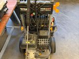 une machine posée sur le sol d'une pièce