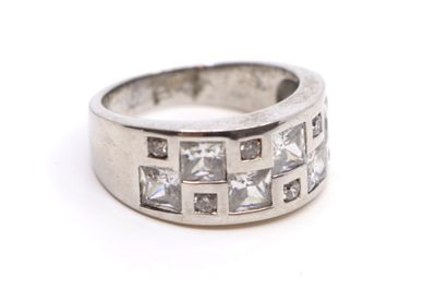 une image d'une bague en diamant sur fond blanc