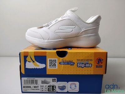une boîte sur laquelle est posée une paire de chaussures