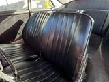 un siège noir à l'arrière d'une voiture