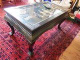 une table basse avec un plateau en verre dans un salon