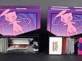 deux boîtes de cartes à collectionner Pokémon posées sur une table