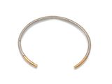 gros plan d'un bracelet sur fond blanc