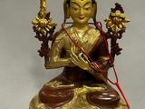 une image représentant une statue de Bouddha avec un cordon rouge