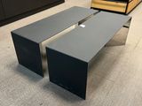 deux tables posées à même le sol dans un magasin