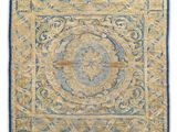 un tapis bleu et or orné d'un motif en médaillon