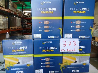 Plusieurs cartons de « Bosti Roll » sont empilés les uns sur les autres dans un entrepôt.