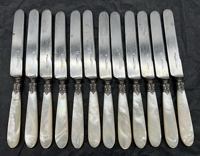 six couteaux de table anciens en métal argenté, avec des manches en nacre
