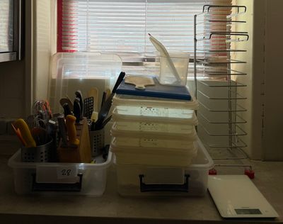 une photo d'un bureau sur lequel se trouvent de nombreuses fournitures de bureau