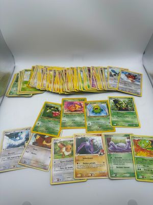 il y a beaucoup de cartes Pokémon dans la boîte