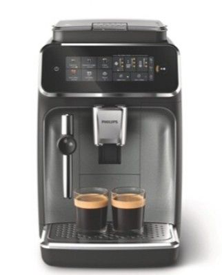 Il y a deux tasses de café dans la machine à café.