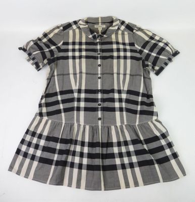 une robe de petite fille à carreaux