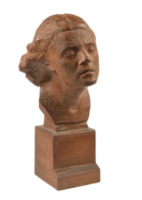 une image représentant une sculpture représentant une tête de femme posée sur un socle en bois