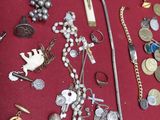 une table rouge sur laquelle sont posés tout un tas de bijoux