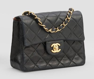 un sac à bandoulière Chanel en cuir matelassé noir, avec des finitions dorées