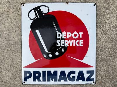 une enseigne apposée sur le côté d'un immeuble sur laquelle on peut lire « service de dépôt Primagaz »