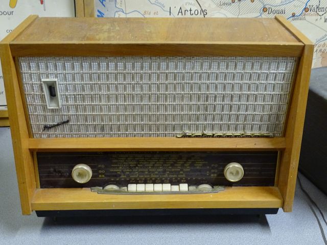 Ancien poste radio Romance Scheider
