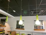 trois lampes vertes suspendues au plafond d'un restaurant