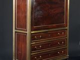 une photo d'un meuble en bois avec des finitions en laiton et des tiroirs