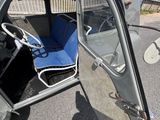 une personne qui ouvre la portière d'une petite voiture
