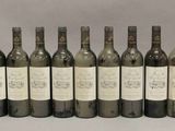 six bouteilles de vin sont alignées dans une rangée
