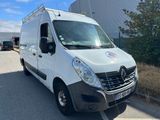 une camionnette blanche garée sur le parking