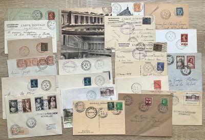 beaucoup de vieilles cartes postales et d'enveloppes sur la table