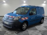 une camionnette bleue garée sur un sol en damier