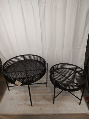 deux chaises en osier noir et une table devant un fond blanc
