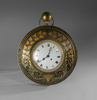 Pendule œil de bœuf en tôle laquée verte et dorée à décor de…