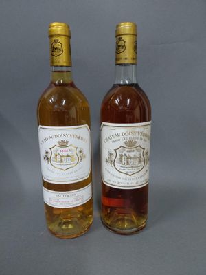 deux bouteilles de vin posées l'une à côté de l'autre sur une table