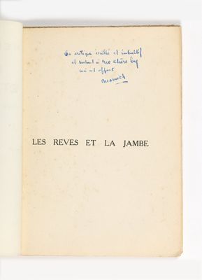 un livre ouvert avec une écriture dessus, posé sur une table