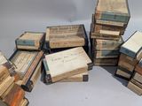 plusieurs livres empilés sur une table